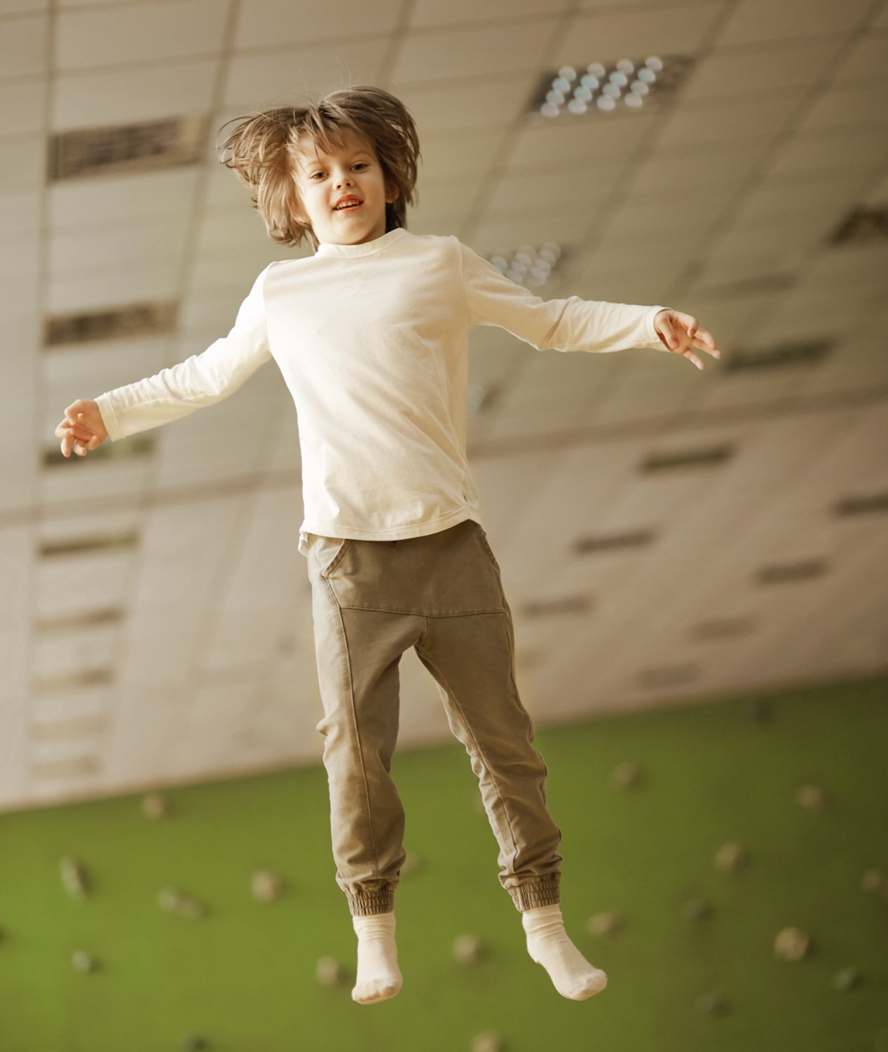 Junge springt in der Bewegungshalle