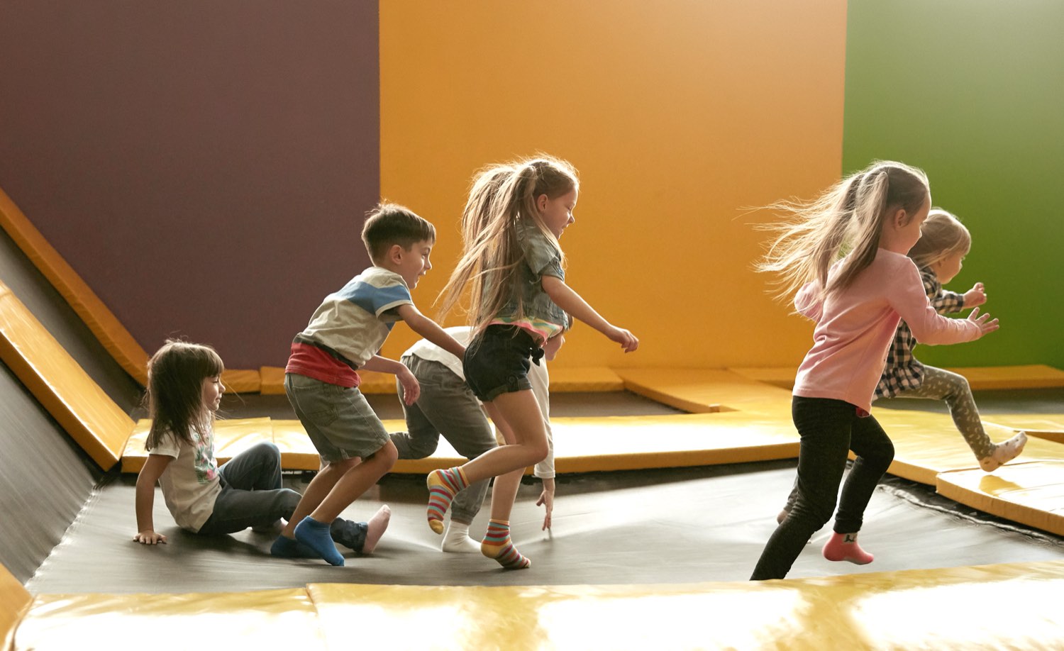Kinder spielen auf dem Trampolin